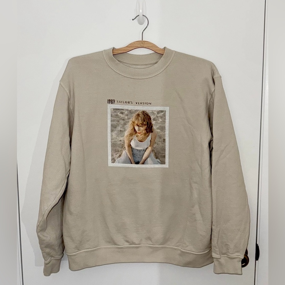 Taylor Swift 1989 TV Crewneck - Beige - Size M